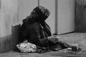VELHA, NA RUA, COM FOME, COM FRIO